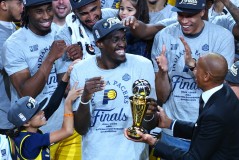 火箭队交易传闻中，斯通耐心待定，控卫位置竞争激烈，乌度卡调整阵容备战新赛季